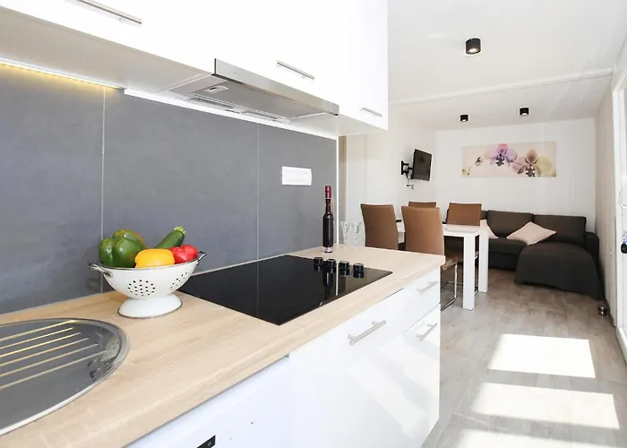 Vakantiehuis Lovely In With Kitchen Murter